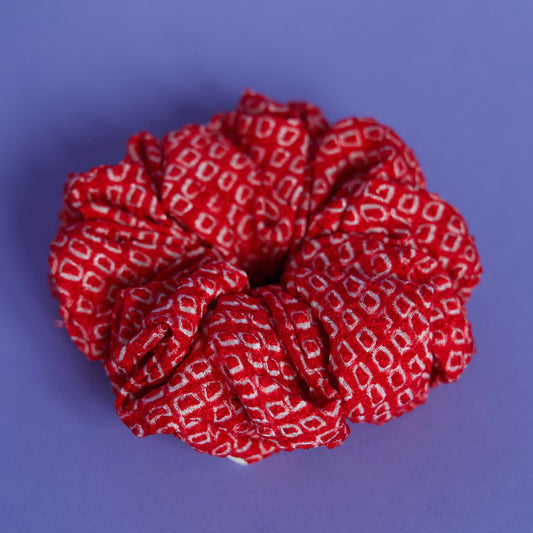 Upcycled flauschiger japanischer Kimono-Scrunchie – Rot