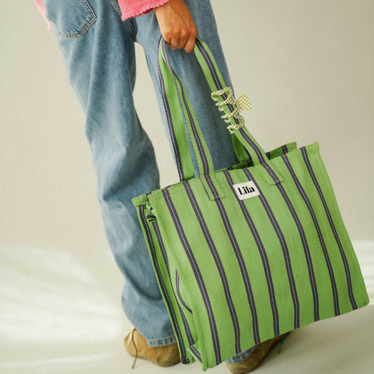 Tragetasche aus recyceltem Nylon – grün-blau gestreift